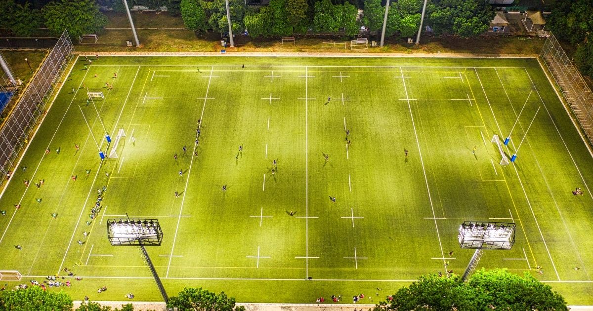 スローフォワードとは?ラグビーの基本反則をわかりやすく解説